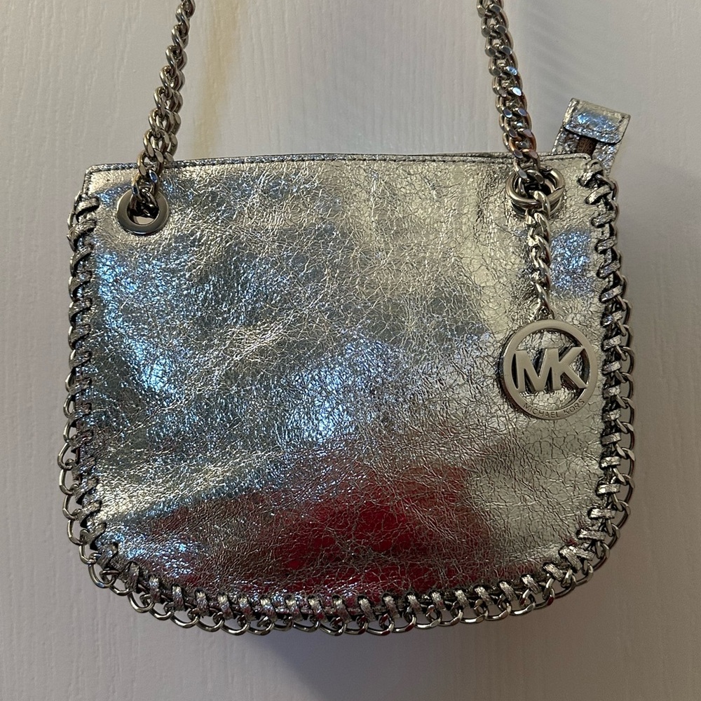 MICHAEL Michael Kors Metallic Silver Leather Chelsea Small Messenger Bag